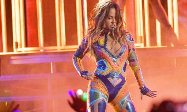Becky G enciende el escenario en los Premios Juventud