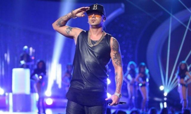 Wisin presentó su nuevo sencillo  Vacaciones a través de Facebook live