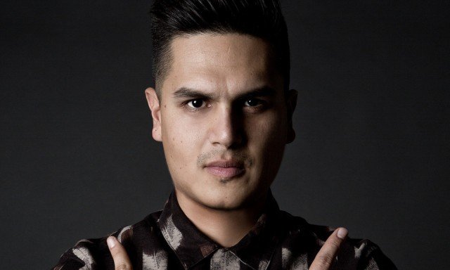 Regulo Caro estrena su nuevo sencillo "En Estos Dias"